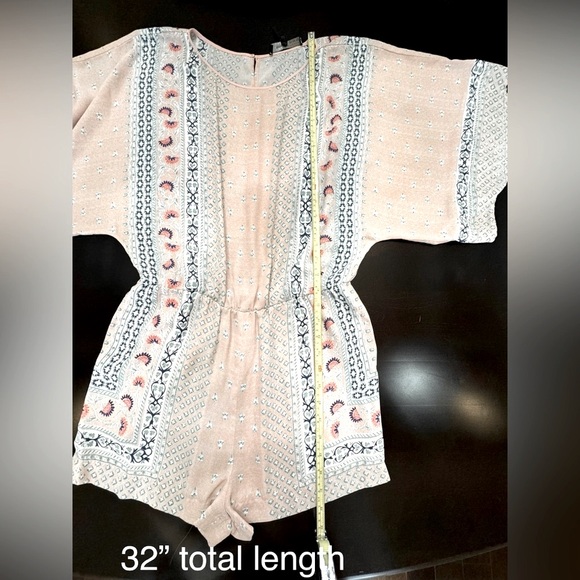 Like New!! BCBG MAXAZRIA - Caiti Kimono Sleeve Romper - Blush Pink - Size XS - Picture 10 of 16